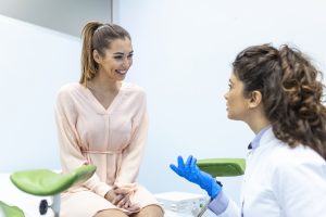 profissional da saúde conversando com paciente após coleta de exame para citologia oncológica